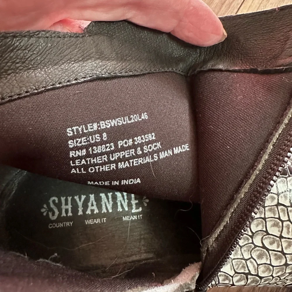 Shyanne
SHAYANNE WHITE LEATHER, FAUX SNAKESKIN DESIGN, WESTERN COWBOY size 8 - Picture 4 of 13